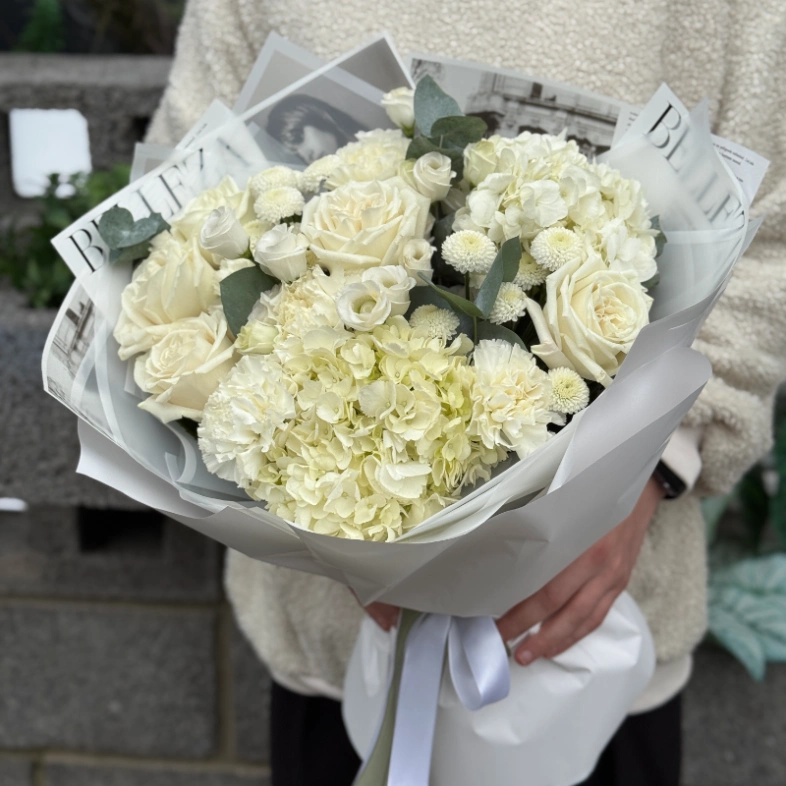 Стильный букет с гортензией, розой и эустомой 