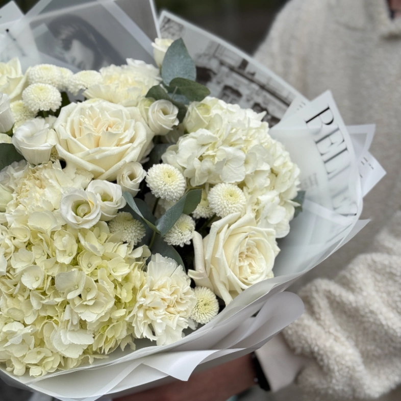 Стильный букет с гортензией, розой и эустомой 