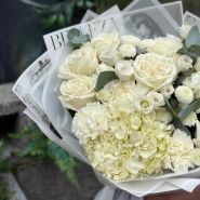 Стильный букет с гортензией, розой и эустомой  3