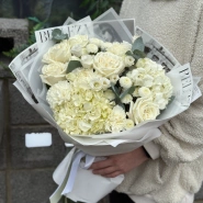 Стильный букет с гортензией, розой и эустомой  1