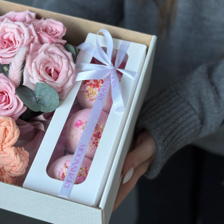 Подарочный бокс с цветком ручной работы