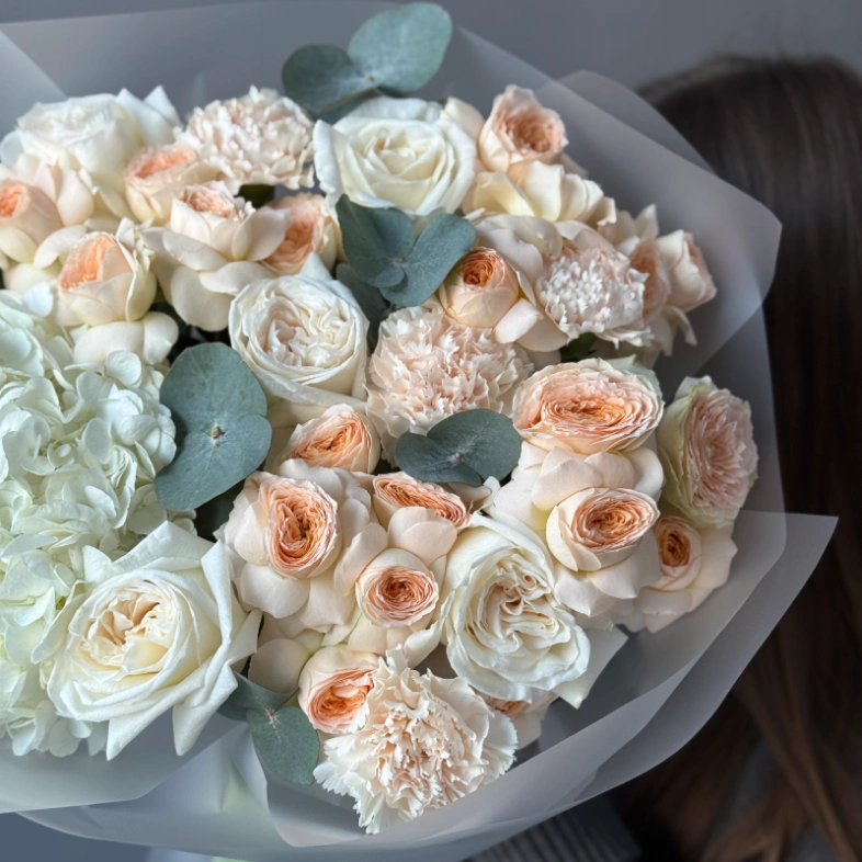 Роскошный букет с кустовой розой Павлова