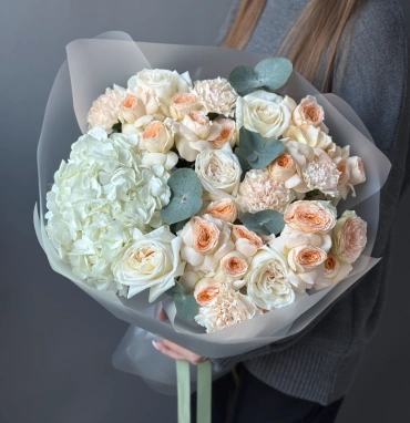 Роскошный букет с кустовой розой Павлова