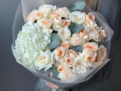 Роскошный букет с кустовой розой Павлова