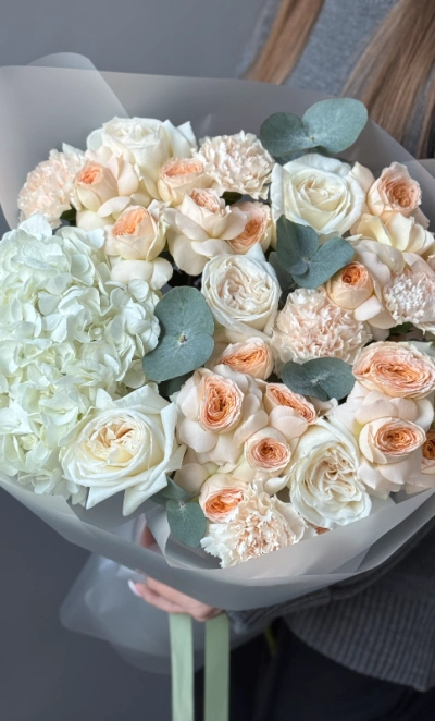 Роскошный букет с кустовой розой Павлова