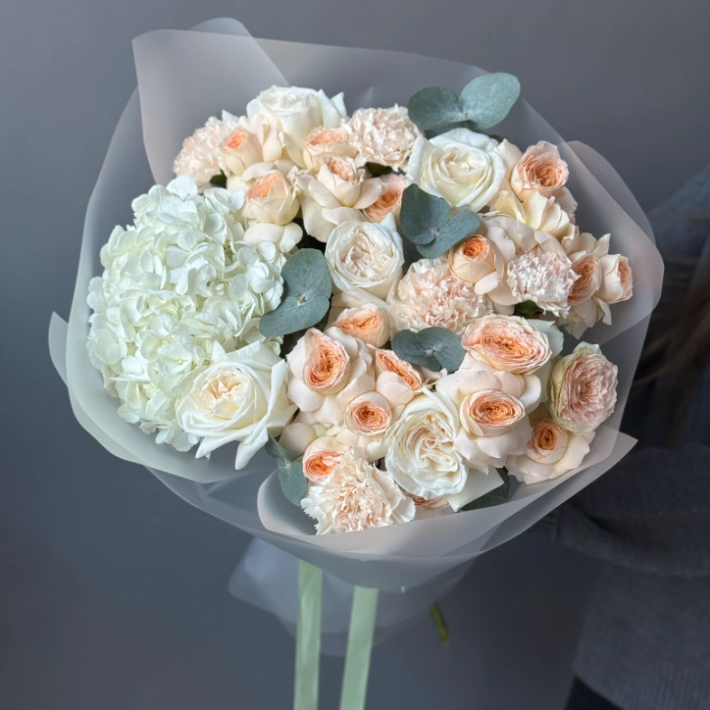 Роскошный букет с кустовой розой Павлова