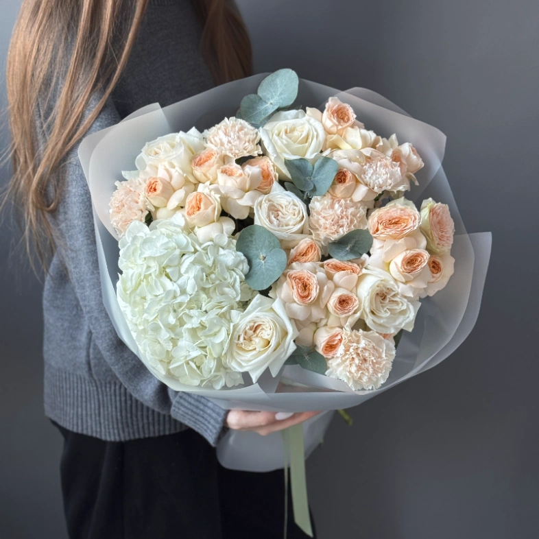 Роскошный букет с кустовой розой Павлова