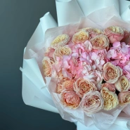 Объемный букет с кустовой пионовидной розой и гортензией 3