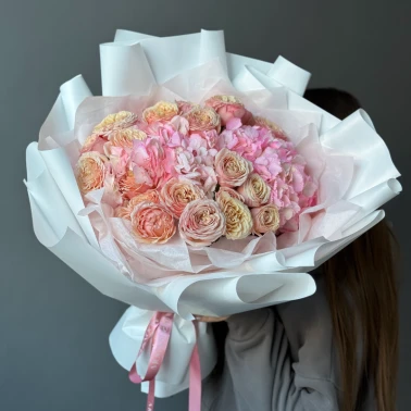 Объемный букет с кустовой пионовидной розой и гортензией