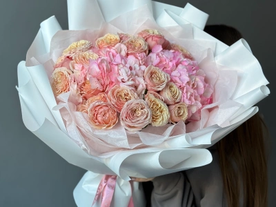 Объемный букет с кустовой пионовидной розой и гортензией