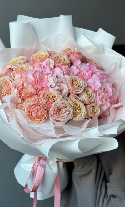 Объемный букет с кустовой пионовидной розой и гортензией