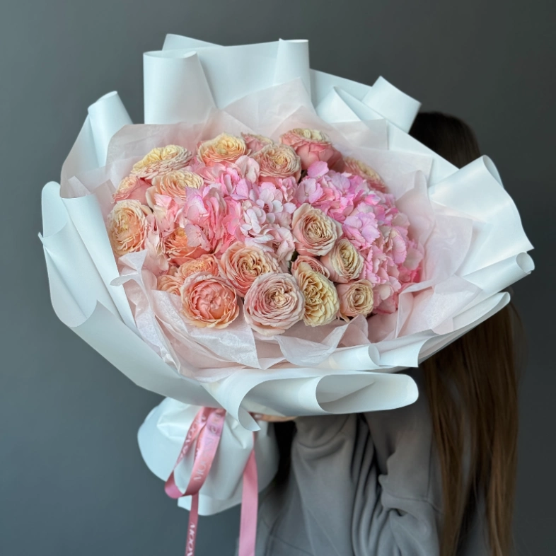 Объемный букет с кустовой пионовидной розой и гортензией