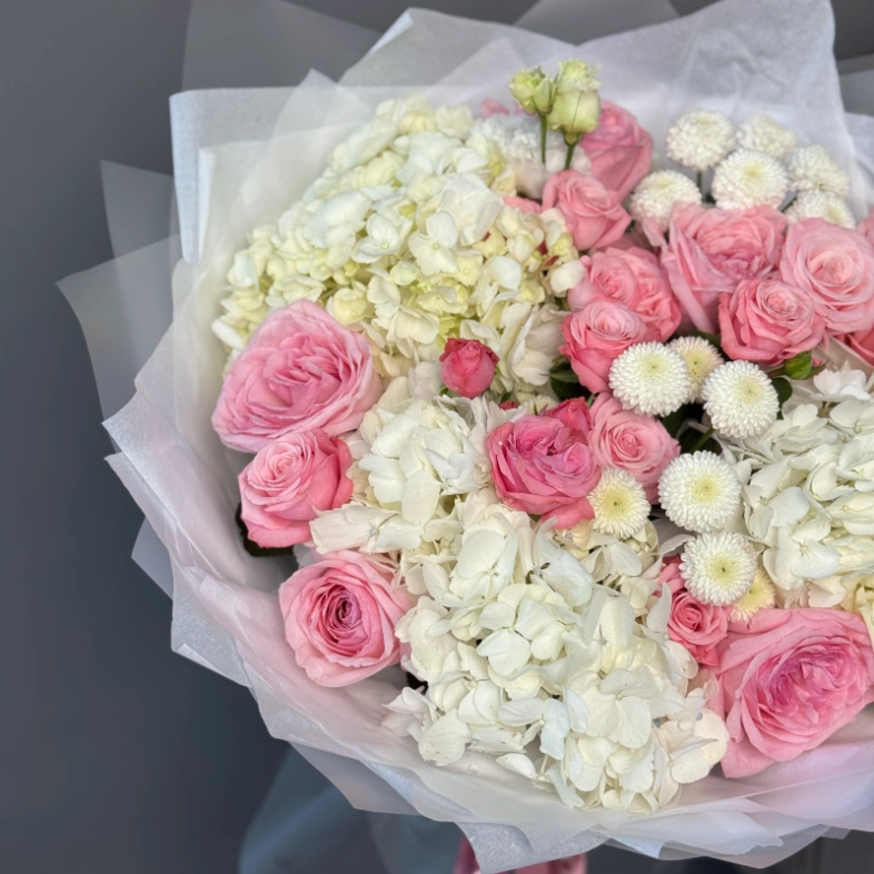 Авторский букет с гортензией, эустомой и кустовой розой