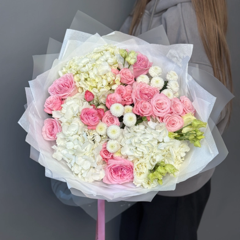Авторский букет с гортензией, эустомой и кустовой розой
