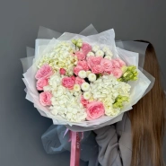 Авторский букет с гортензией, эустомой и кустовой розой 0