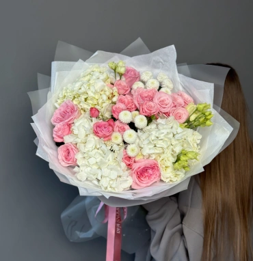 Авторский букет с гортензией, эустомой и кустовой розой