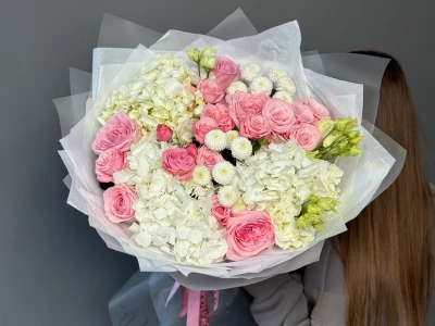Авторский букет с гортензией, эустомой и кустовой розой