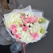 Авторский букет с гортензией, эустомой и кустовой розой 3