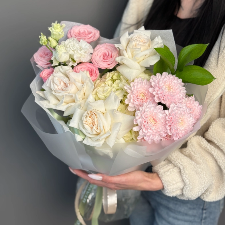 Нежный букет с пионовидной розой и эустомой