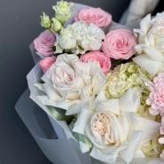 Нежный букет с пионовидной розой и эустомой 2
