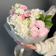 Нежный букет с пионовидной розой и эустомой 0