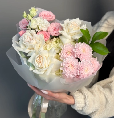 Нежный букет с пионовидной розой и эустомой