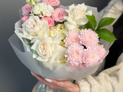 Нежный букет с пионовидной розой и эустомой