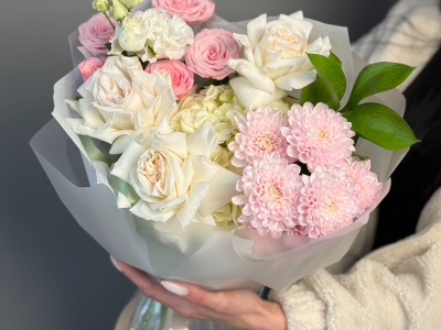 Нежный букет с пионовидной розой и эустомой