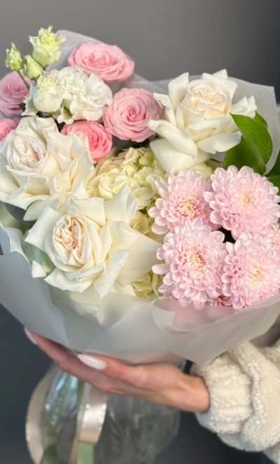 Нежный букет с пионовидной розой и эустомой