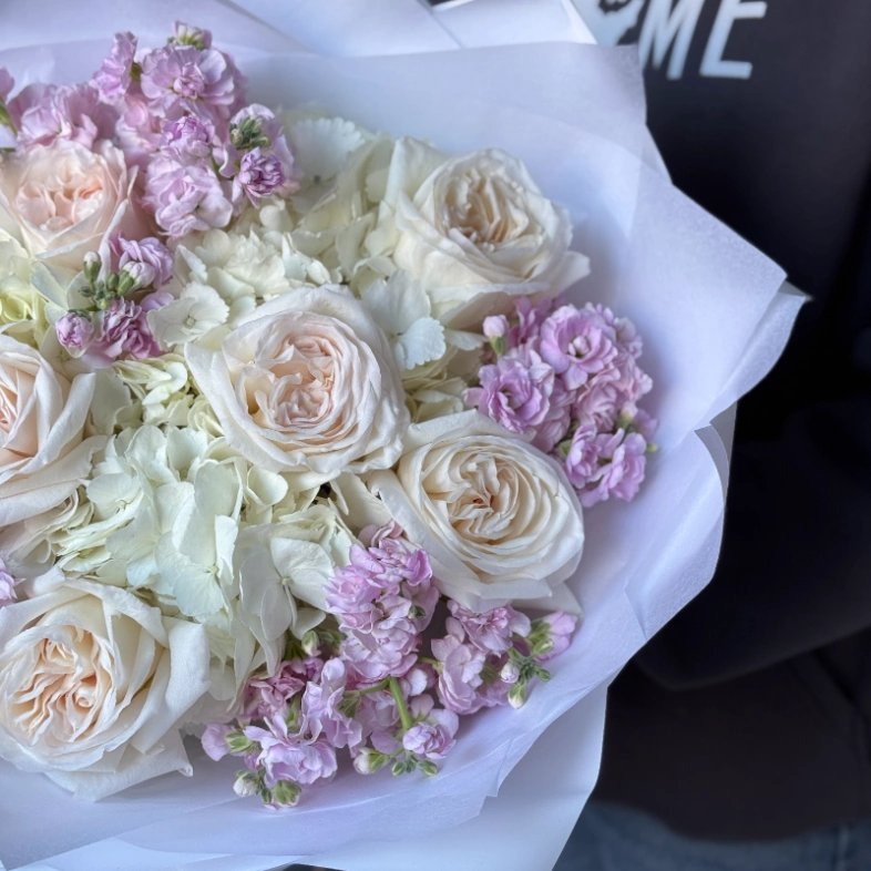 Изящный букет с ароматной маттиолой и розой