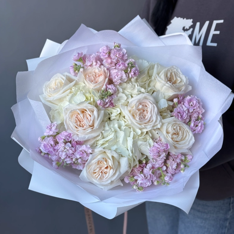 Изящный букет с ароматной маттиолой и розой