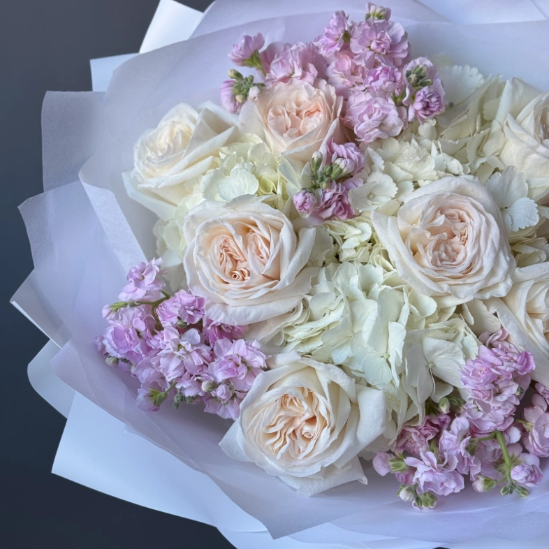 Изящный букет с ароматной маттиолой и розой