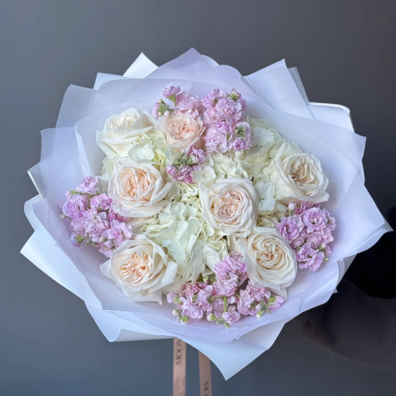 Изящный букет с ароматной маттиолой и розой