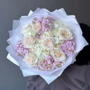 Изящный букет с ароматной маттиолой и розой 0