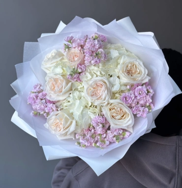 Изящный букет с ароматной маттиолой и розой