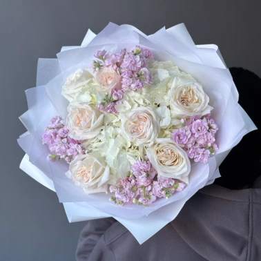 Изящный букет с ароматной маттиолой и розой