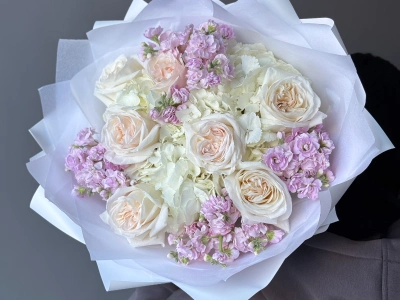 Изящный букет с ароматной маттиолой и розой