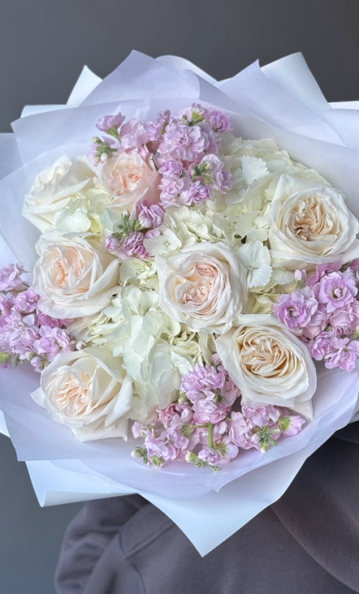 Изящный букет с ароматной маттиолой и розой