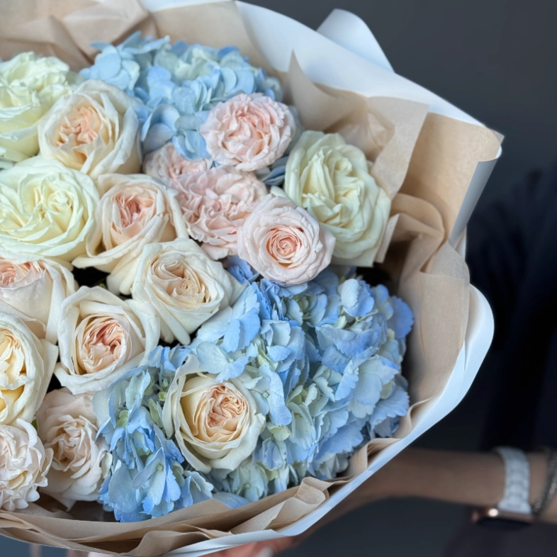 Кремовый букет с пионовидными розами 