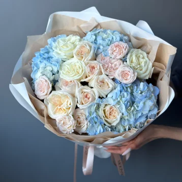 Кремовый букет с пионовидными розами 