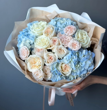 Кремовый букет с пионовидными розами 