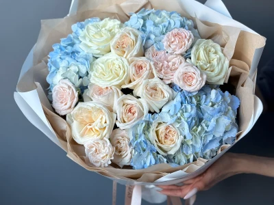 Кремовый букет с пионовидными розами 