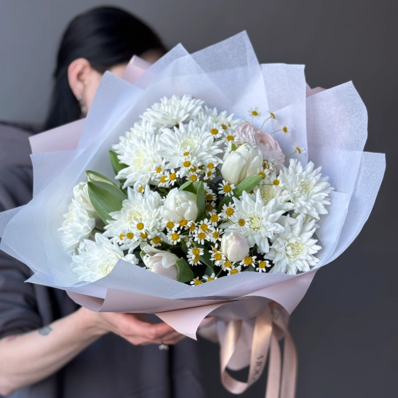 Весенний букет с тюльпанами, танацетумом и ранункулюсом