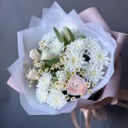 Весенний букет с тюльпанами, танацетумом и ранункулюсом 0