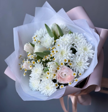 Весенний букет с тюльпанами, танацетумом и ранункулюсом