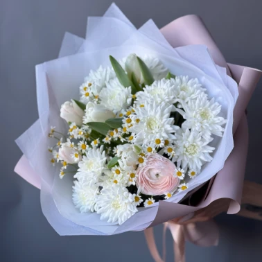 Весенний букет с тюльпанами, танацетумом и ранункулюсом