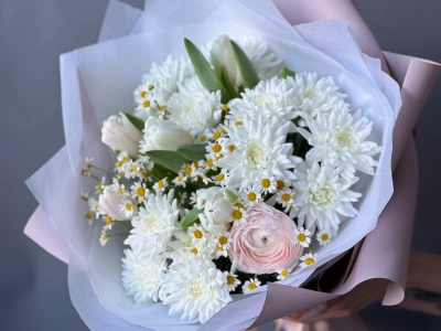 Весенний букет с тюльпанами, танацетумом и ранункулюсом