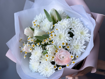 Весенний букет с тюльпанами, танацетумом и ранункулюсом