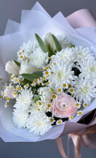 Весенний букет с тюльпанами, танацетумом и ранункулюсом