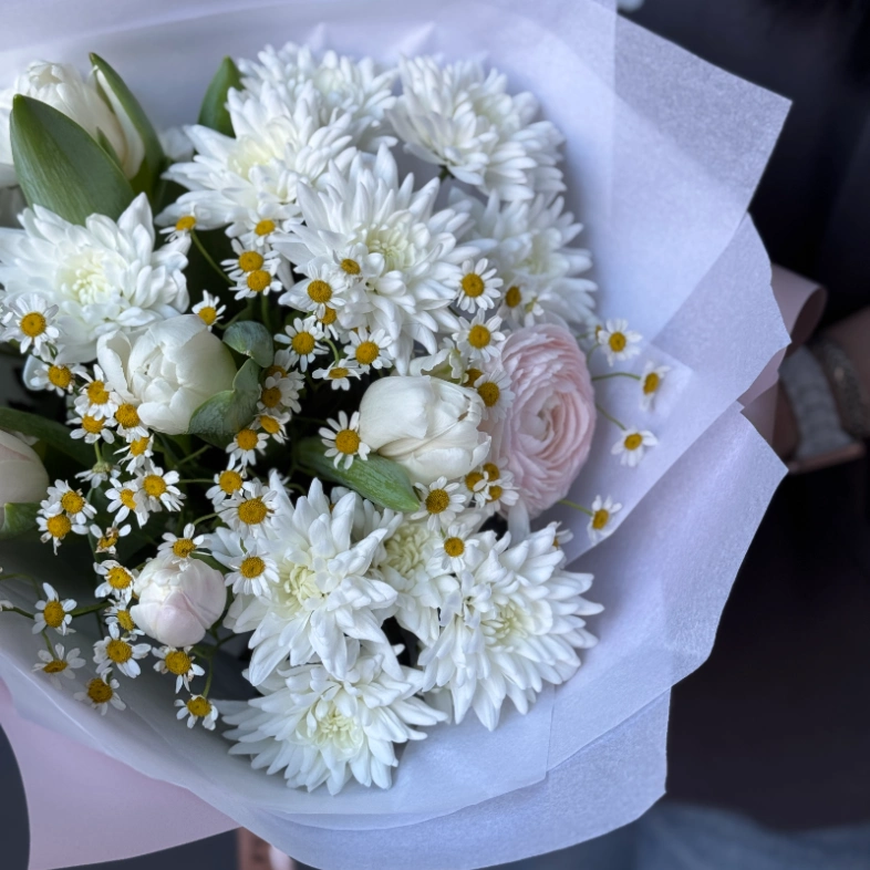 Весенний букет с тюльпанами, танацетумом и ранункулюсом